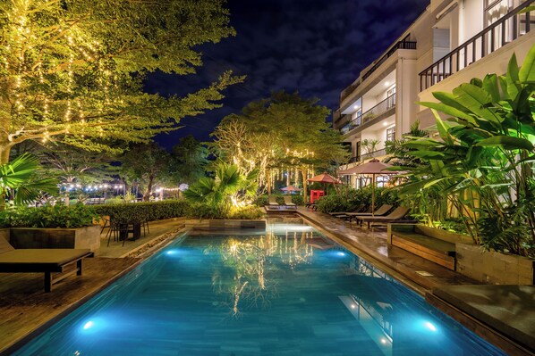 Utomhuspool och solstolar