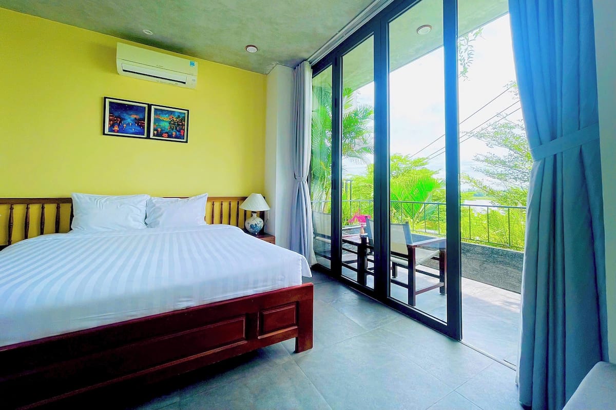 King Room with Balcony | Minibar, una scrivania, postazione laptop, Wi-Fi gratuito