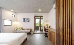 Suite With River View | Minibar, bàn, khu vực làm việc phù hợp cho laptop 