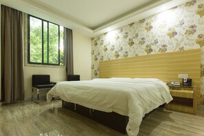 Chambre Double | Literie de qualité supérieure, bureau, rideaux occultants