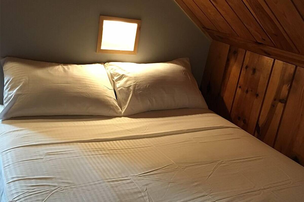1 Person in Queen Bed in 5-Bed Dormitory Room | Giường gấp/giường phụ (phụ phí)