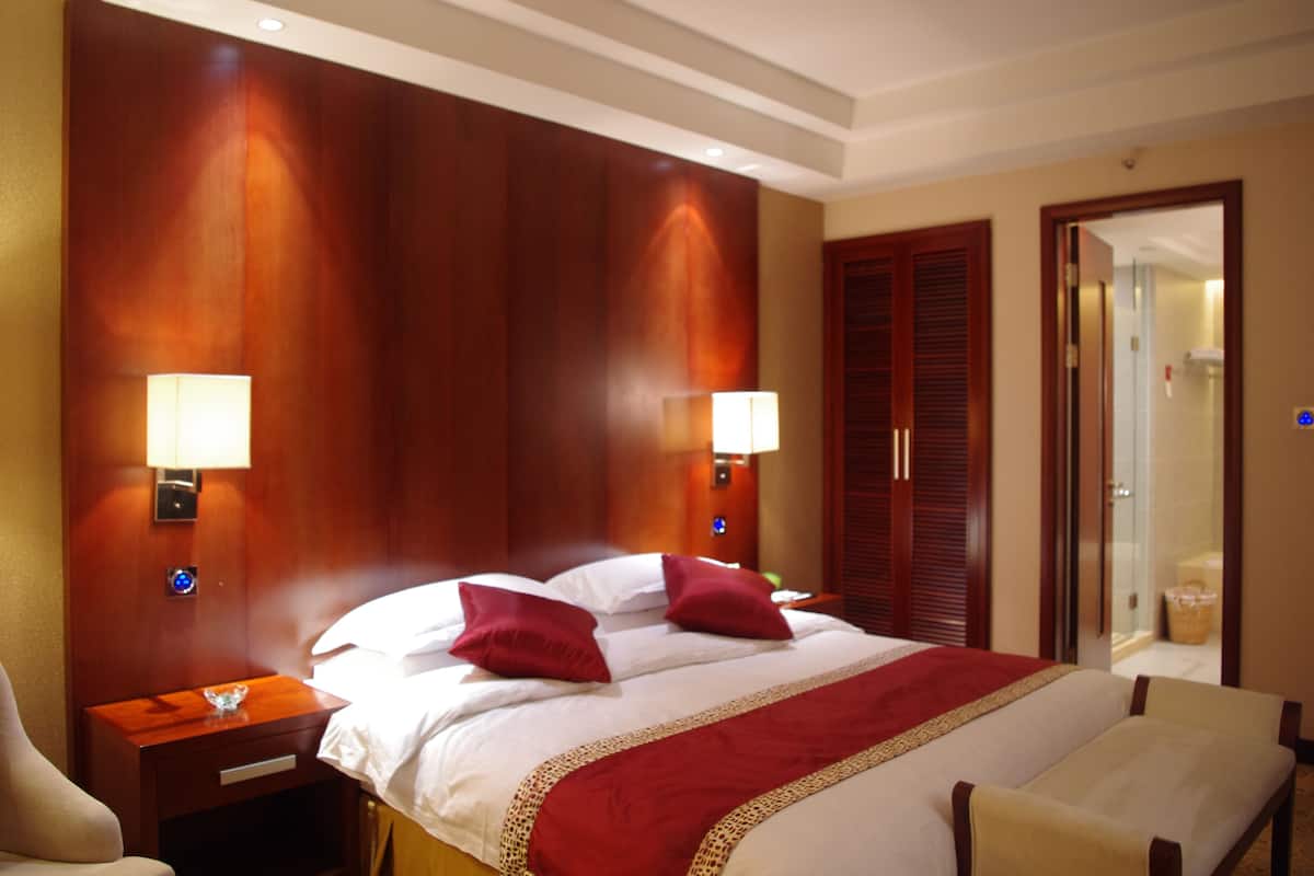 Deluxe Loft | Minibar, in-room safe, desk, blackout curtains