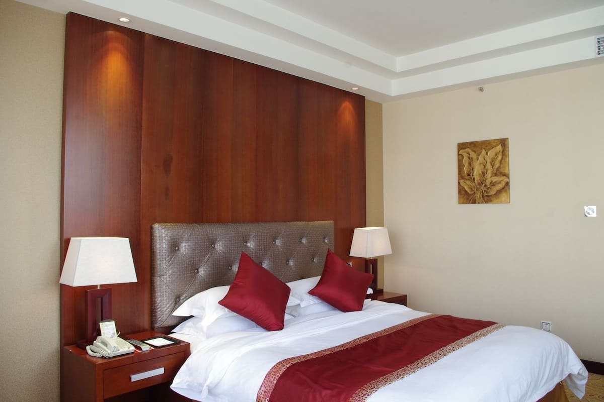 Business Double Room | Minibar, in-room safe, desk, blackout curtains