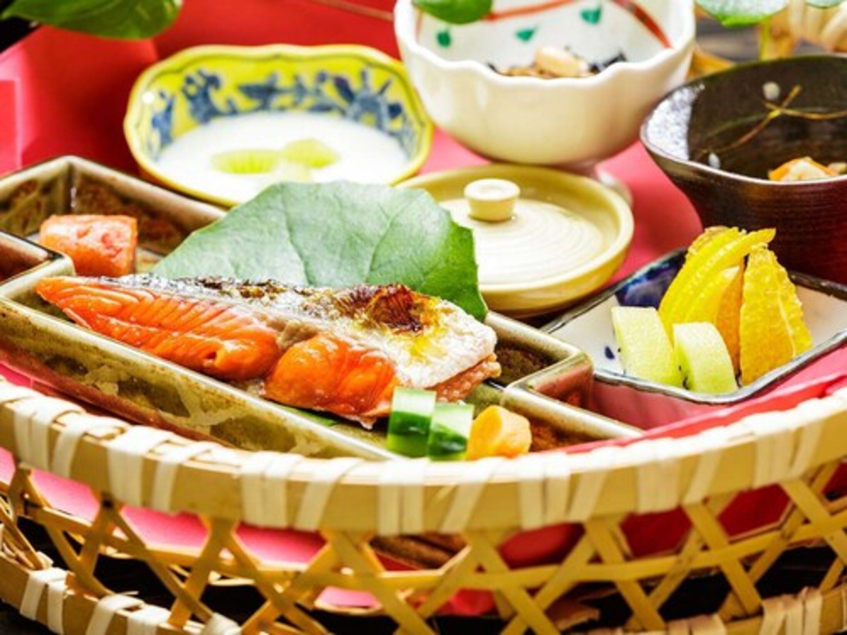 Ruokakori, jossa on lohta, vihanneksia ja hedelmiä.