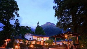 施設の正面 (日没後)