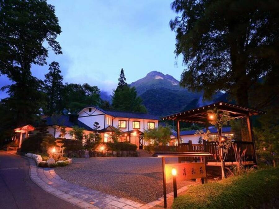 Fachada da propriedade à noite