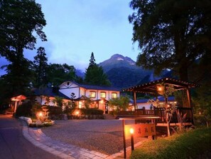 Front of property - evening/night - Yufuin Ryokan Seikoen (Yufu)