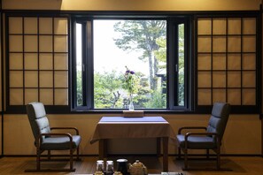 In-room safe, free WiFi, bed sheets - Yufuin Ryokan Seikoen (Yufu)