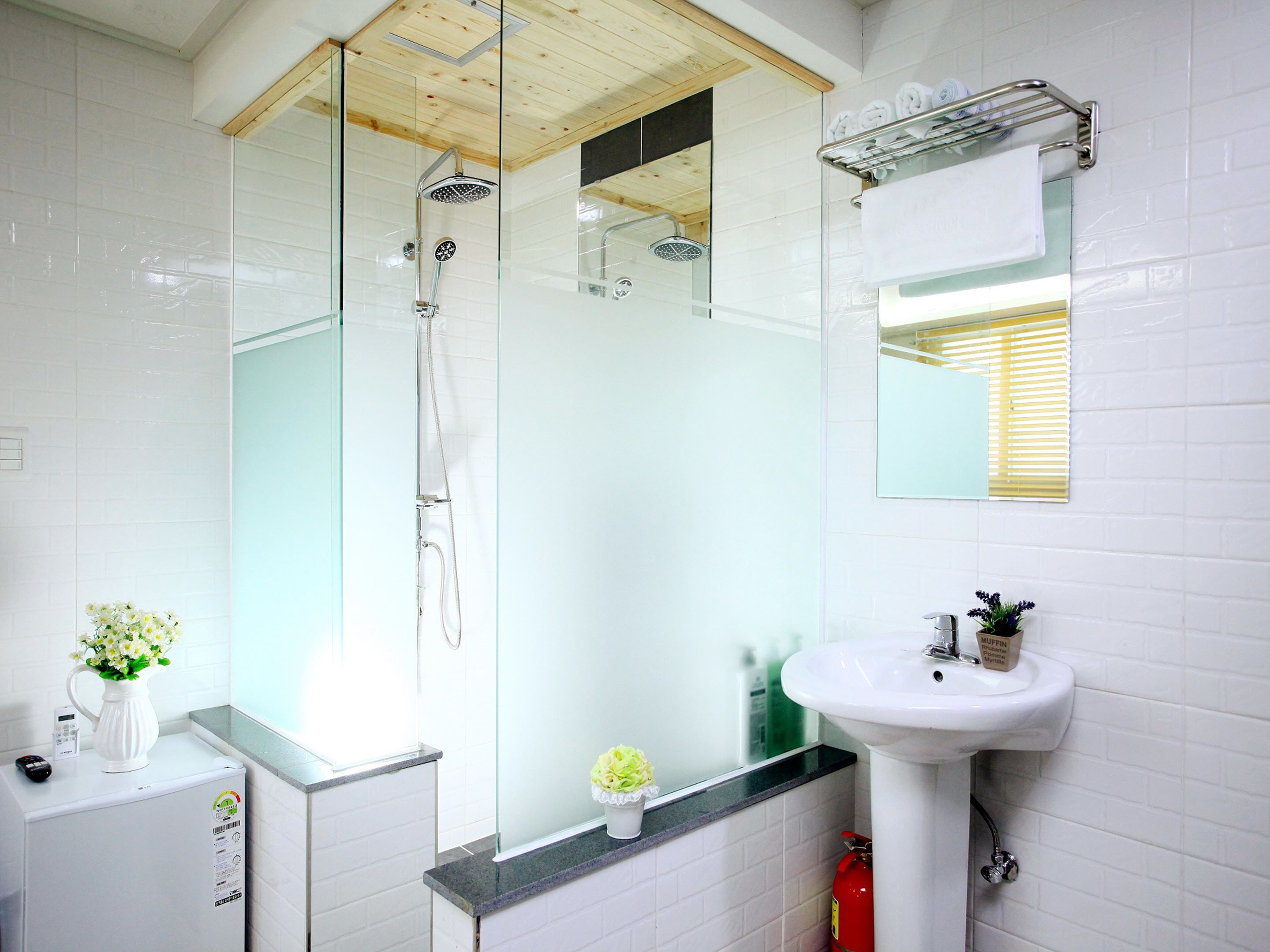 double room, 1 queen bed, non smoking | bathroom | shower, free toiletries, towels, toilet paper