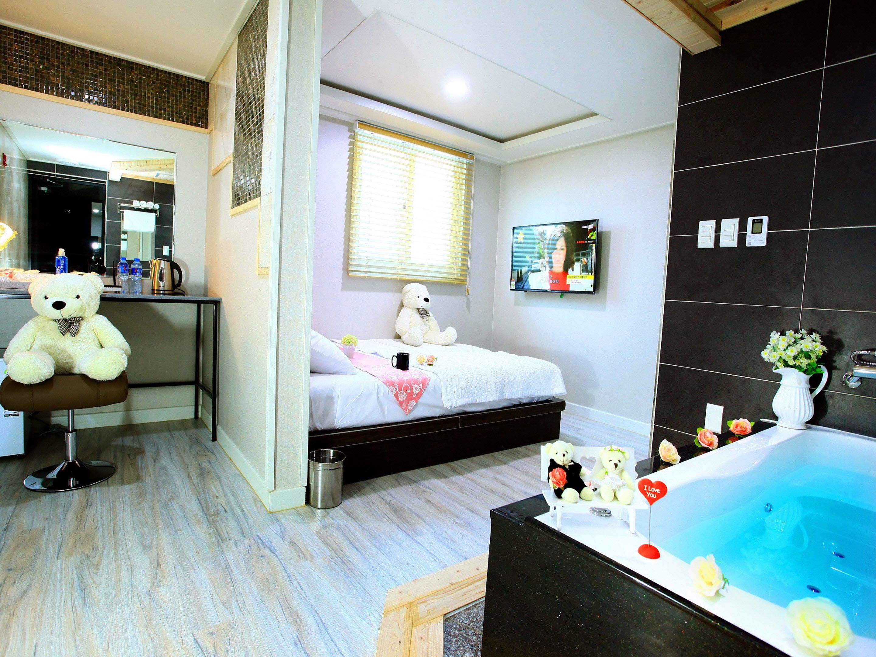 room, jetted tub | premium bedding, desk, soundproofing, free wifi
