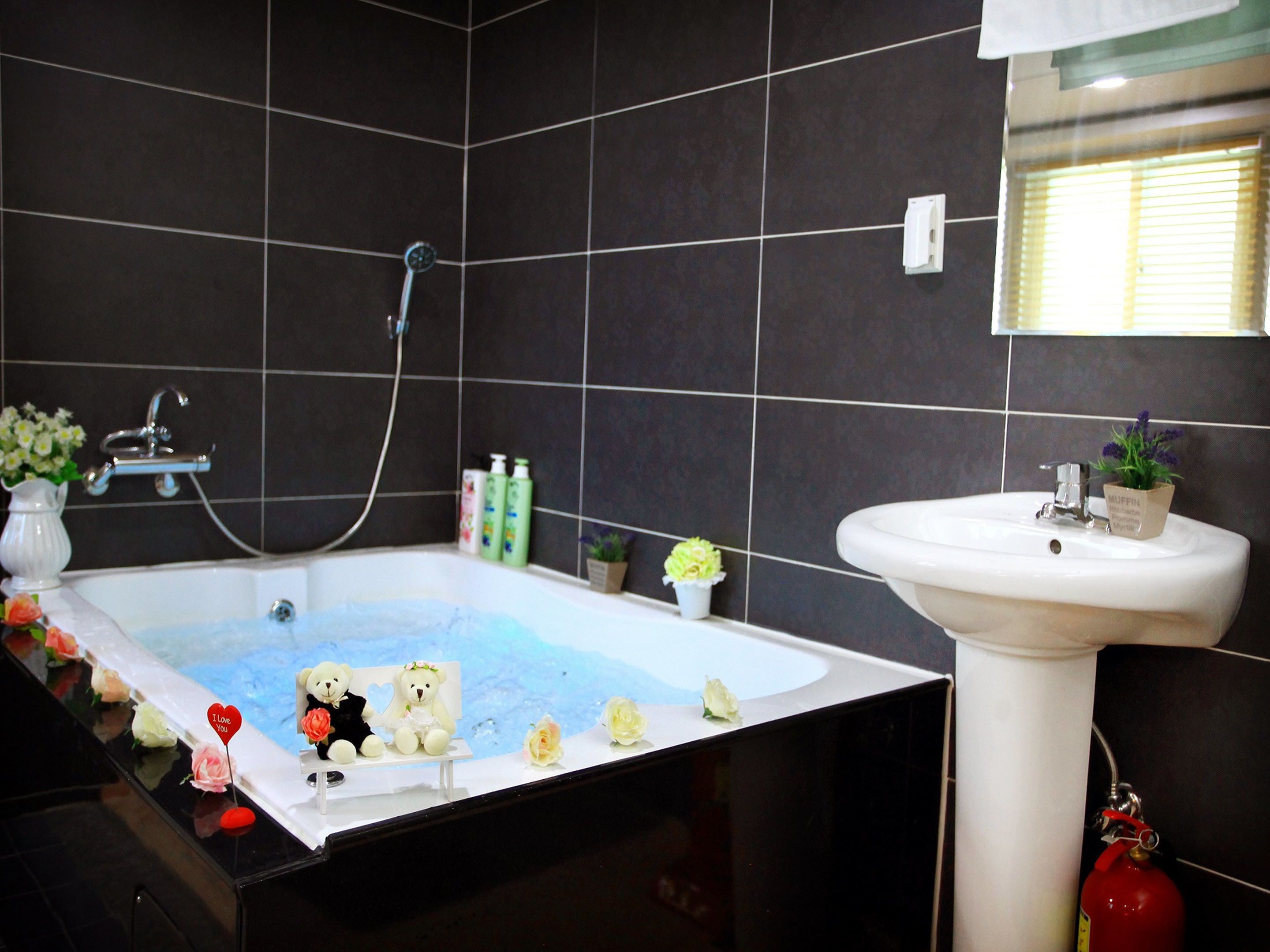 room, jetted tub | bathroom | shower, free toiletries, towels, toilet paper