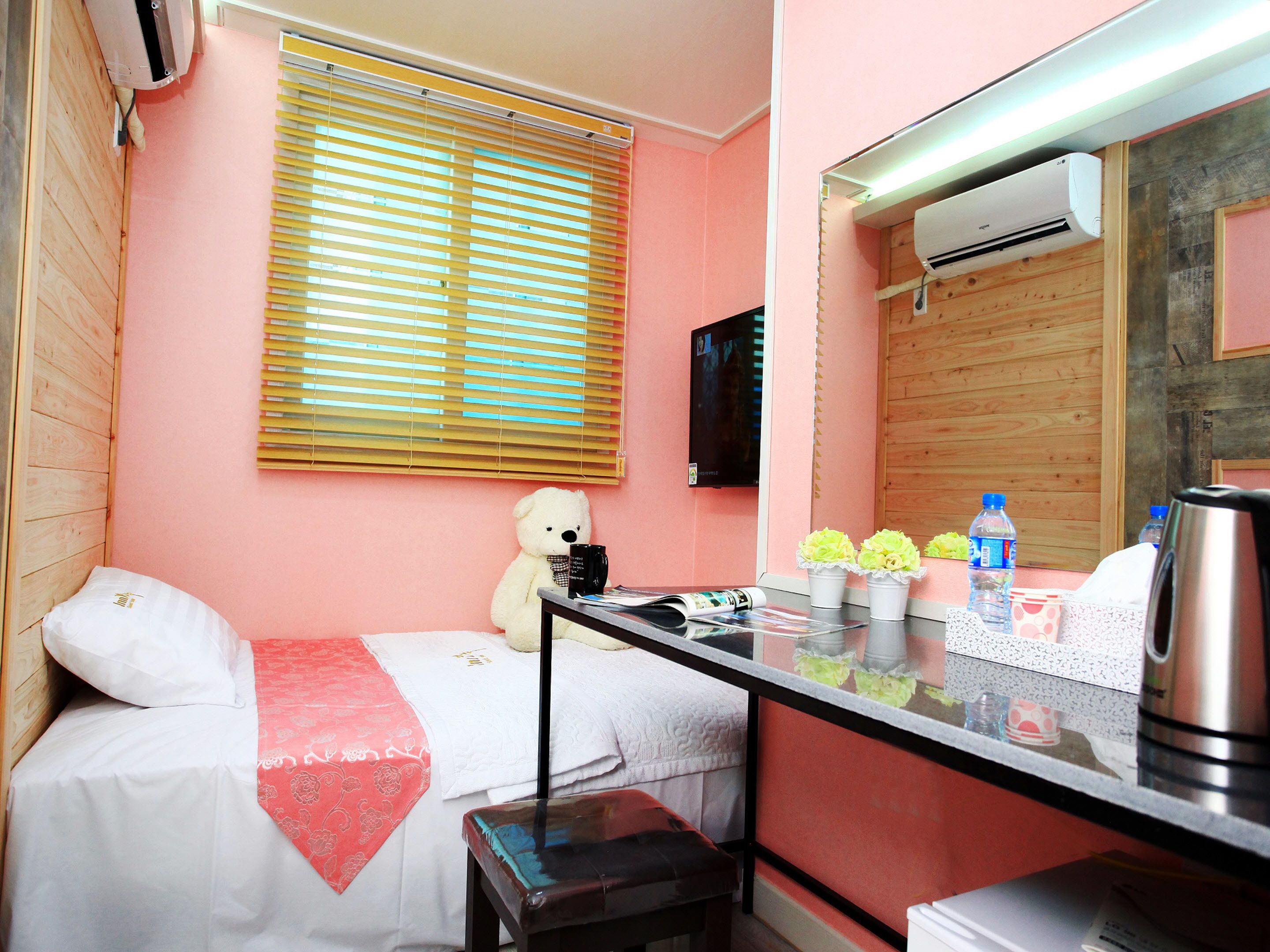 single room | premium bedding, desk, soundproofing, free wifi