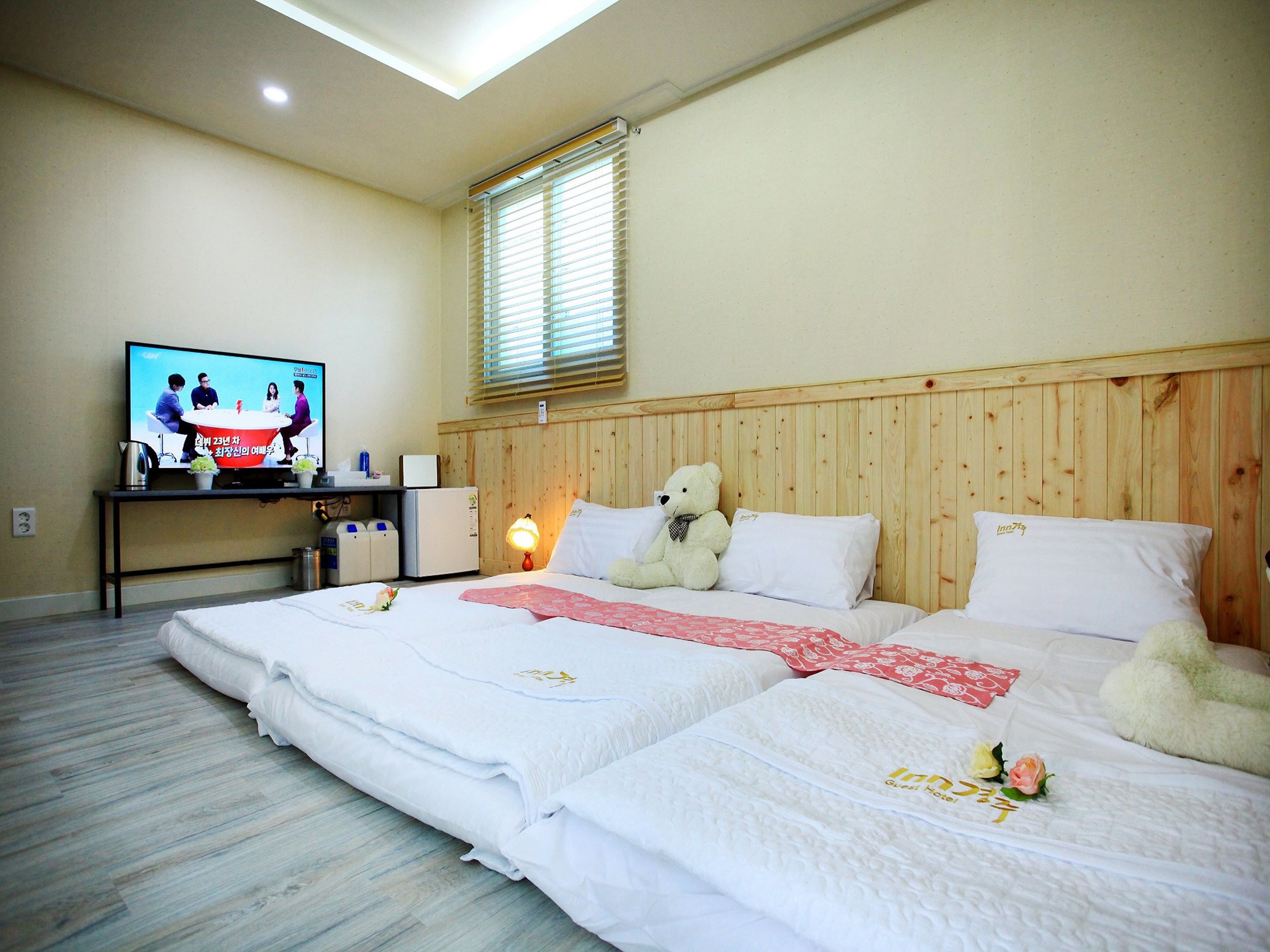 triple room | premium bedding, desk, soundproofing, free wifi