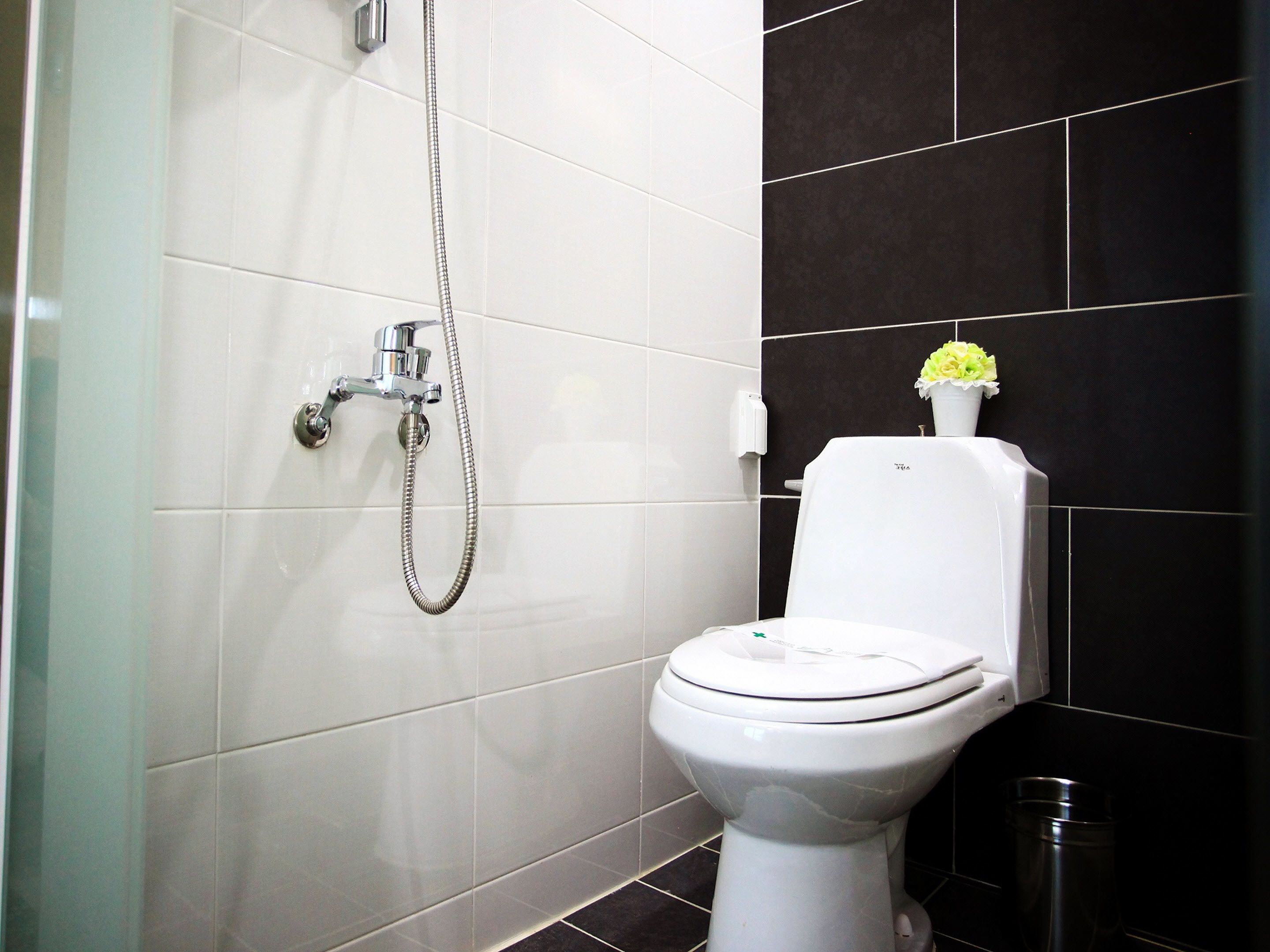 room, jetted tub | bathroom | shower, free toiletries, towels, toilet paper