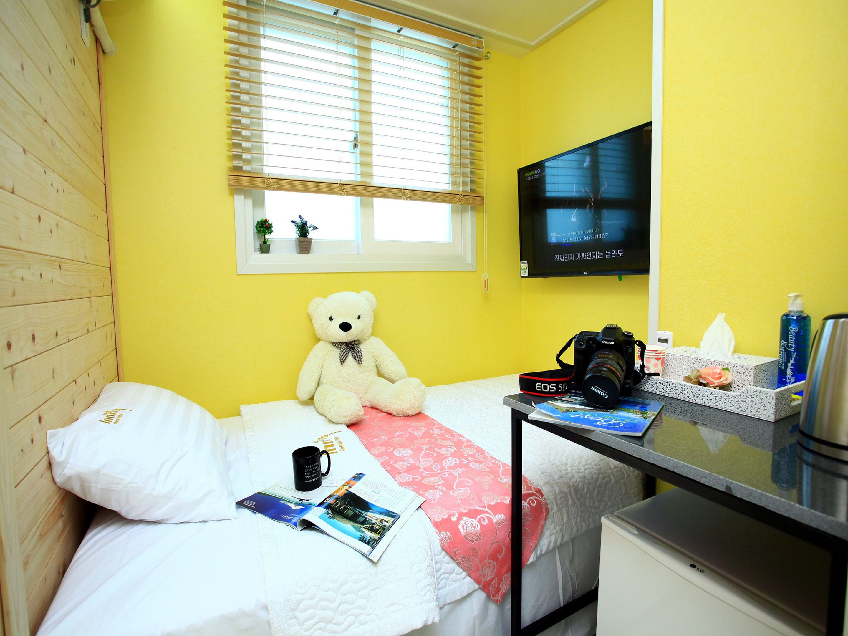 single room | premium bedding, desk, soundproofing, free wifi
