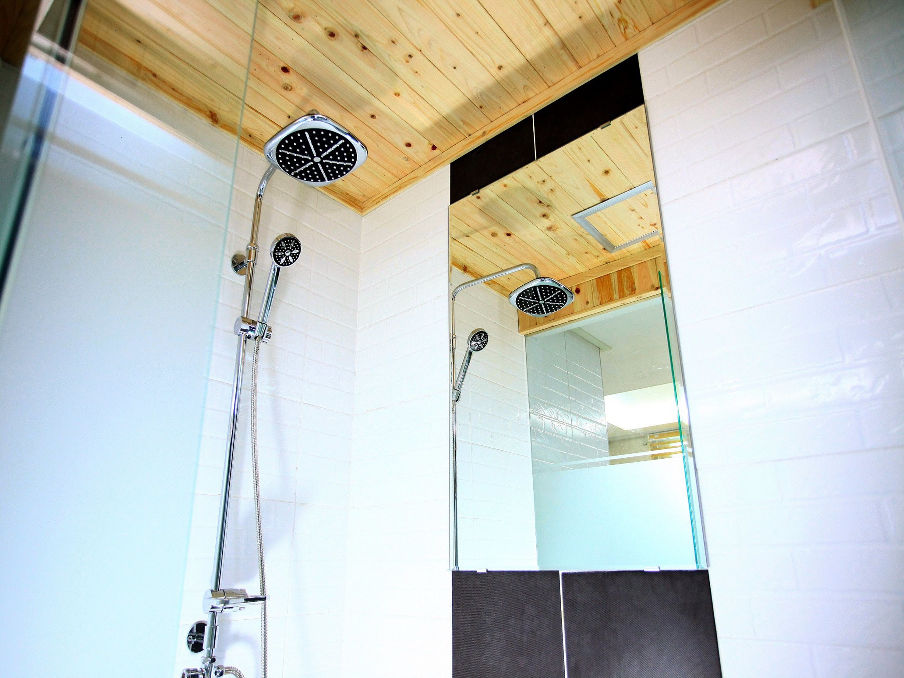 double room, 1 queen bed, non smoking | bathroom shower