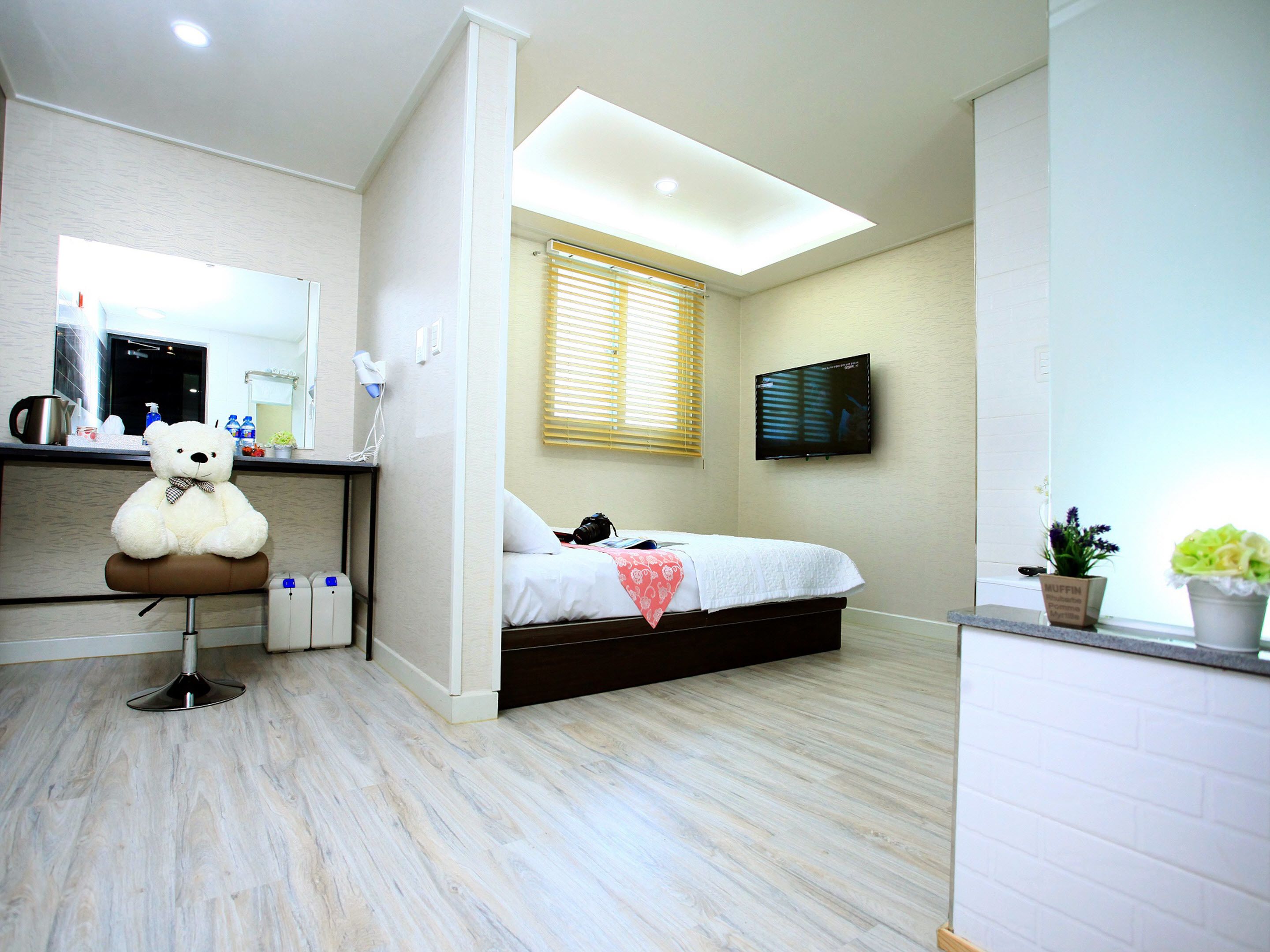 double room, 1 queen bed, non smoking | premium bedding, desk, soundproofing, free wifi