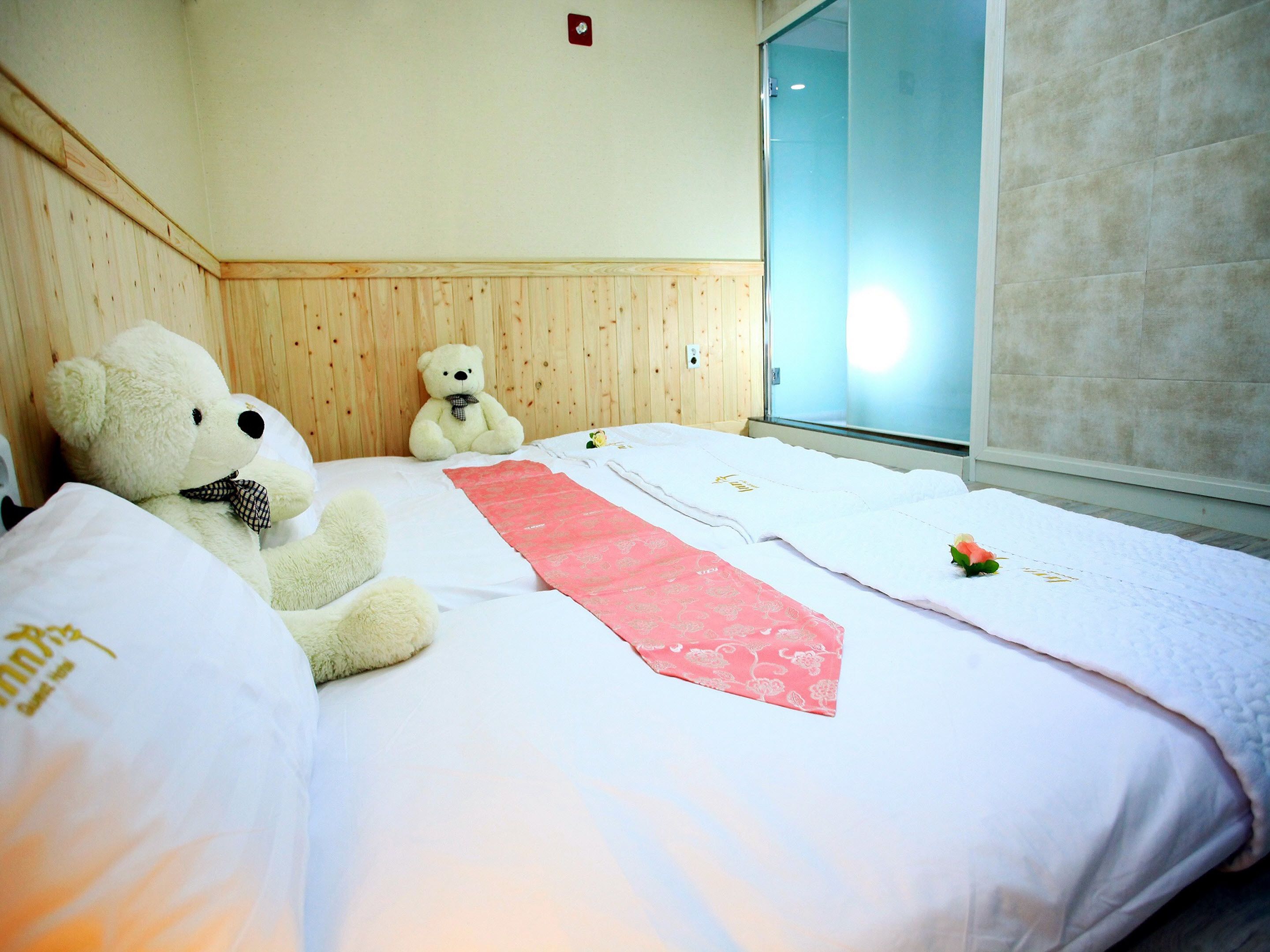 triple room | premium bedding, desk, soundproofing, free wifi