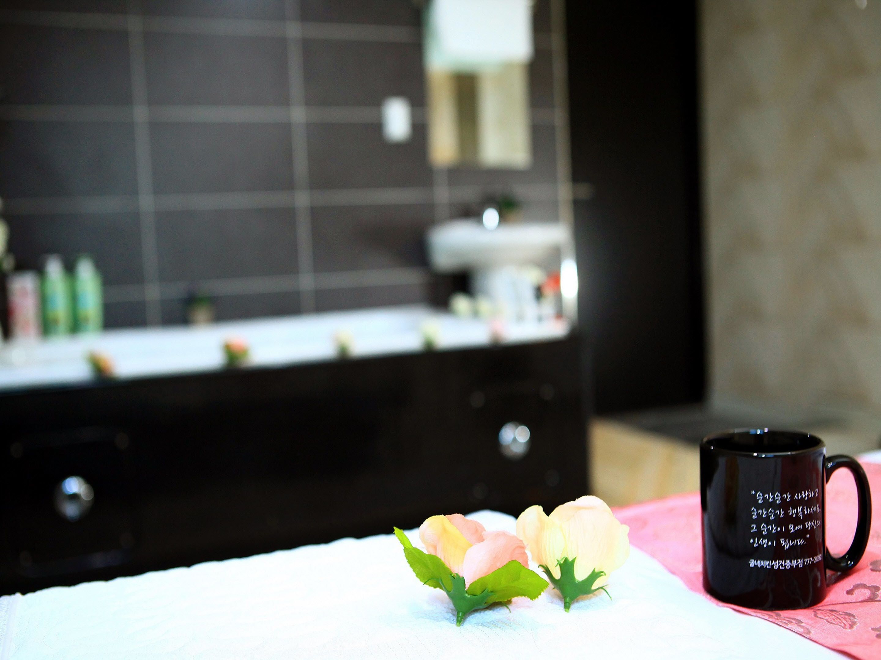 room, jetted tub | premium bedding, desk, soundproofing, free wifi