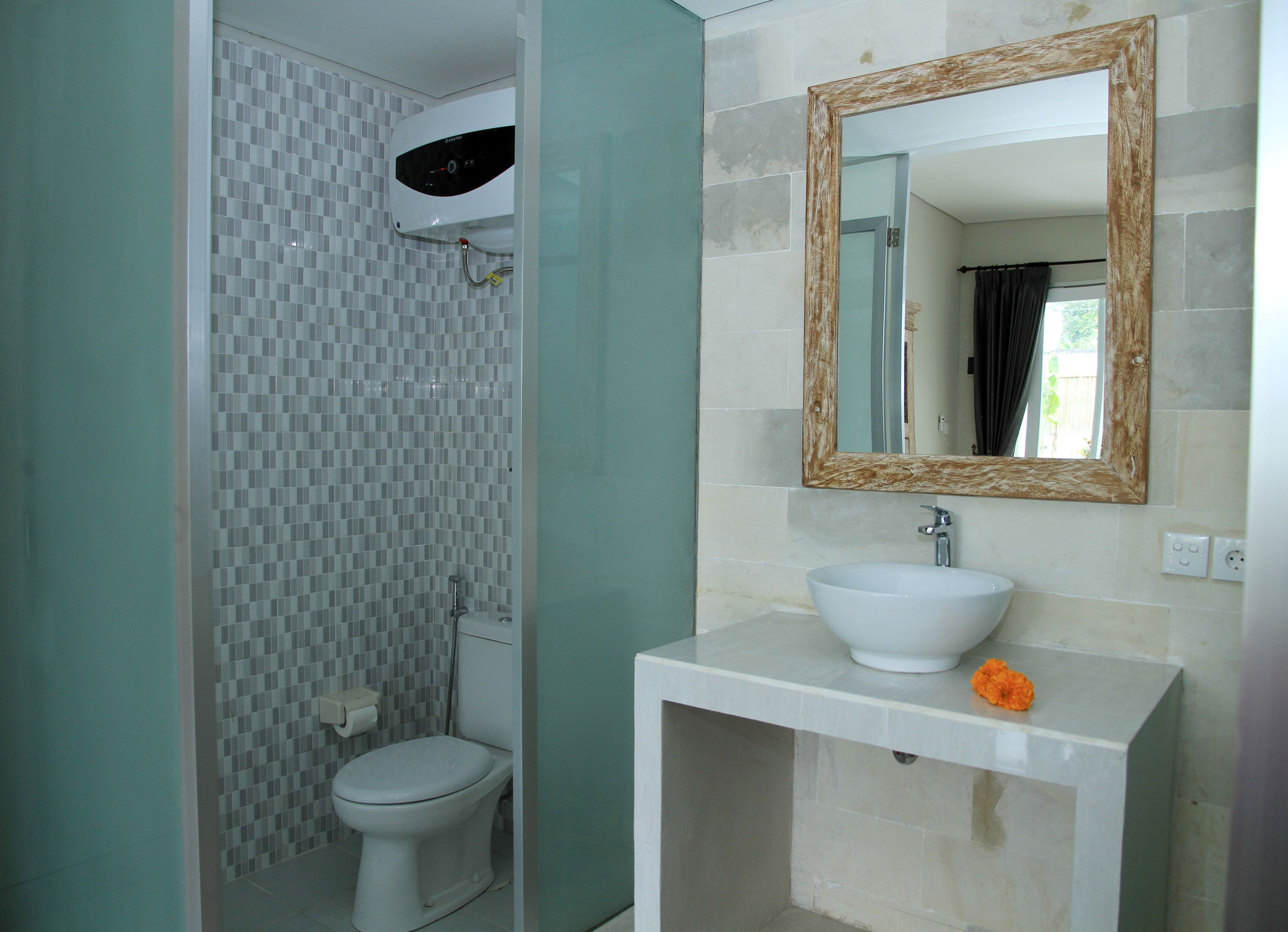 Un baño con inodoro, lavabo y ducha.