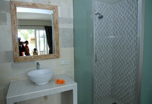 Ducha, artículos de tocador gratuitos, toallas