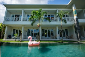 Outdoor pool, sun loungers - Asung Guesthouse (Canggu)