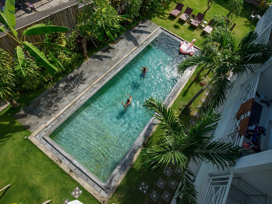 Kolam renang outdoor, dengan kursi berjemur