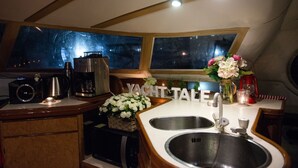 Habitación familiar, 4 habitaciones, vista al océano | Cocineta privada