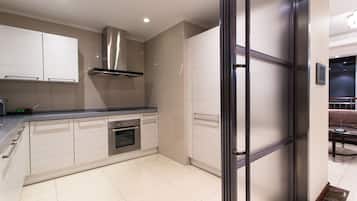 Suite Deluxe, 3 habitaciones, vista a la ciudad | Cocina privada | Refrigerador con congelador, microondas y parrilla de estufa