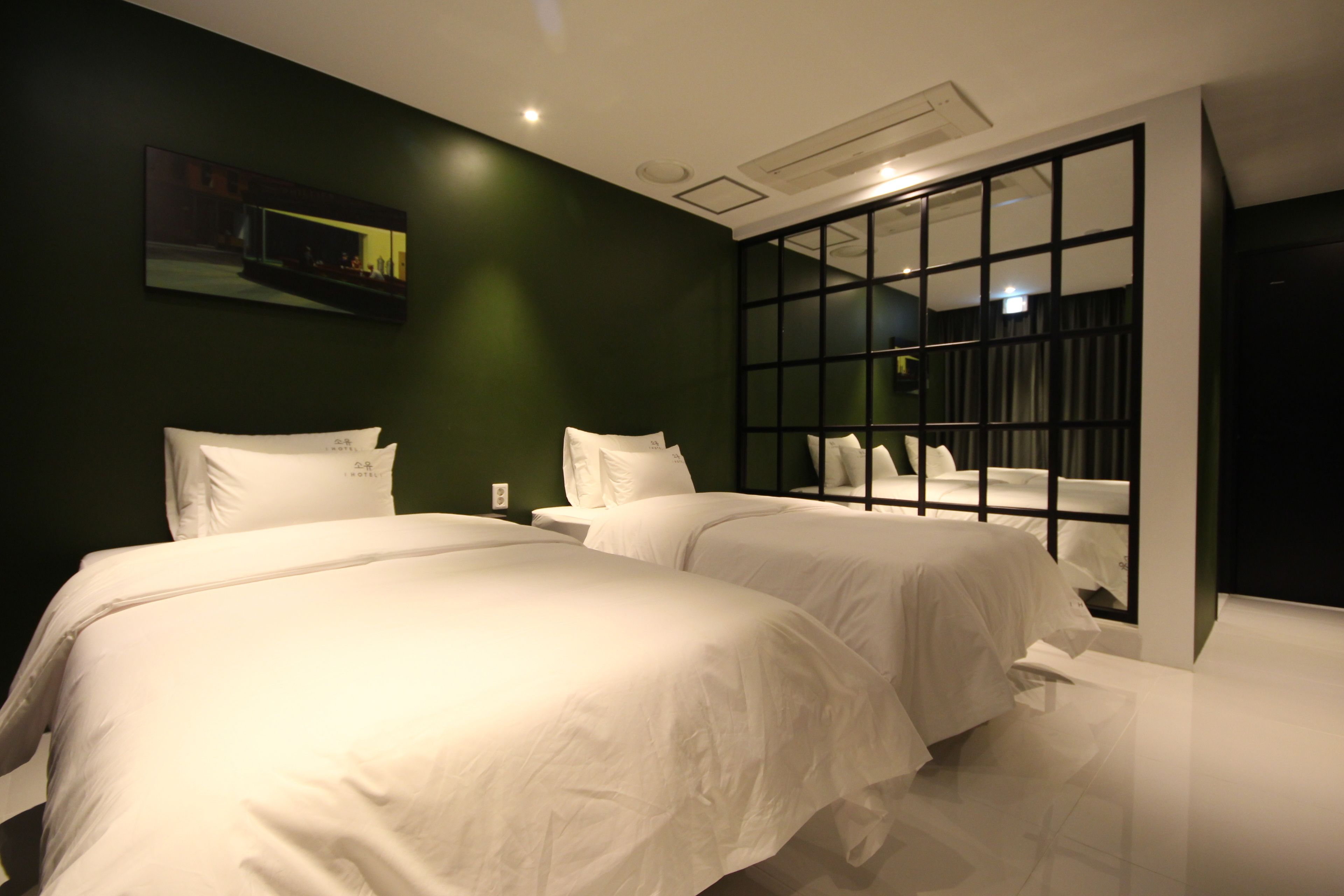 deluxe twin room | minibar, desk, soundproofing, free wifi
