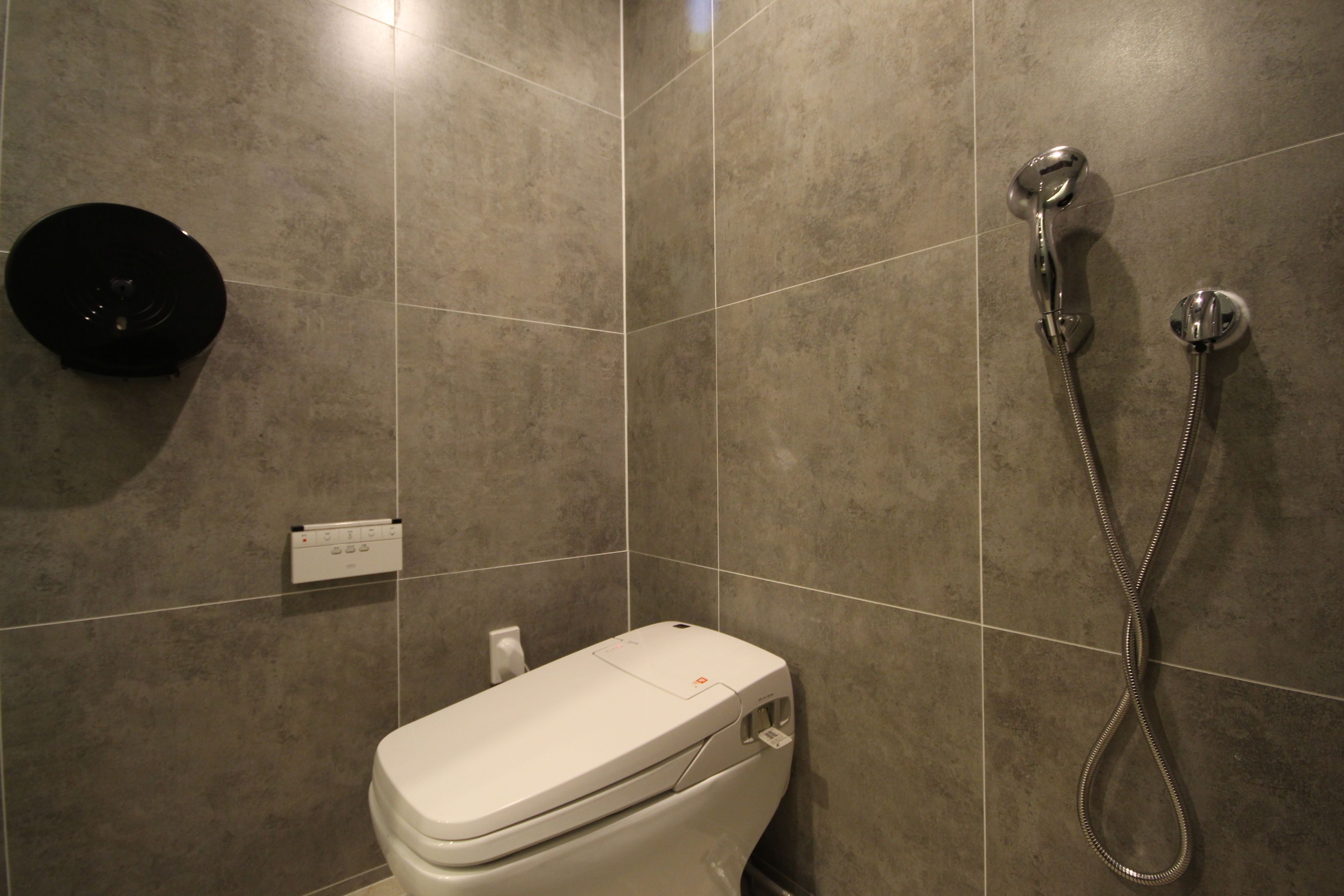 standard room | bathroom | free toiletries, bathrobes, slippers, bidet