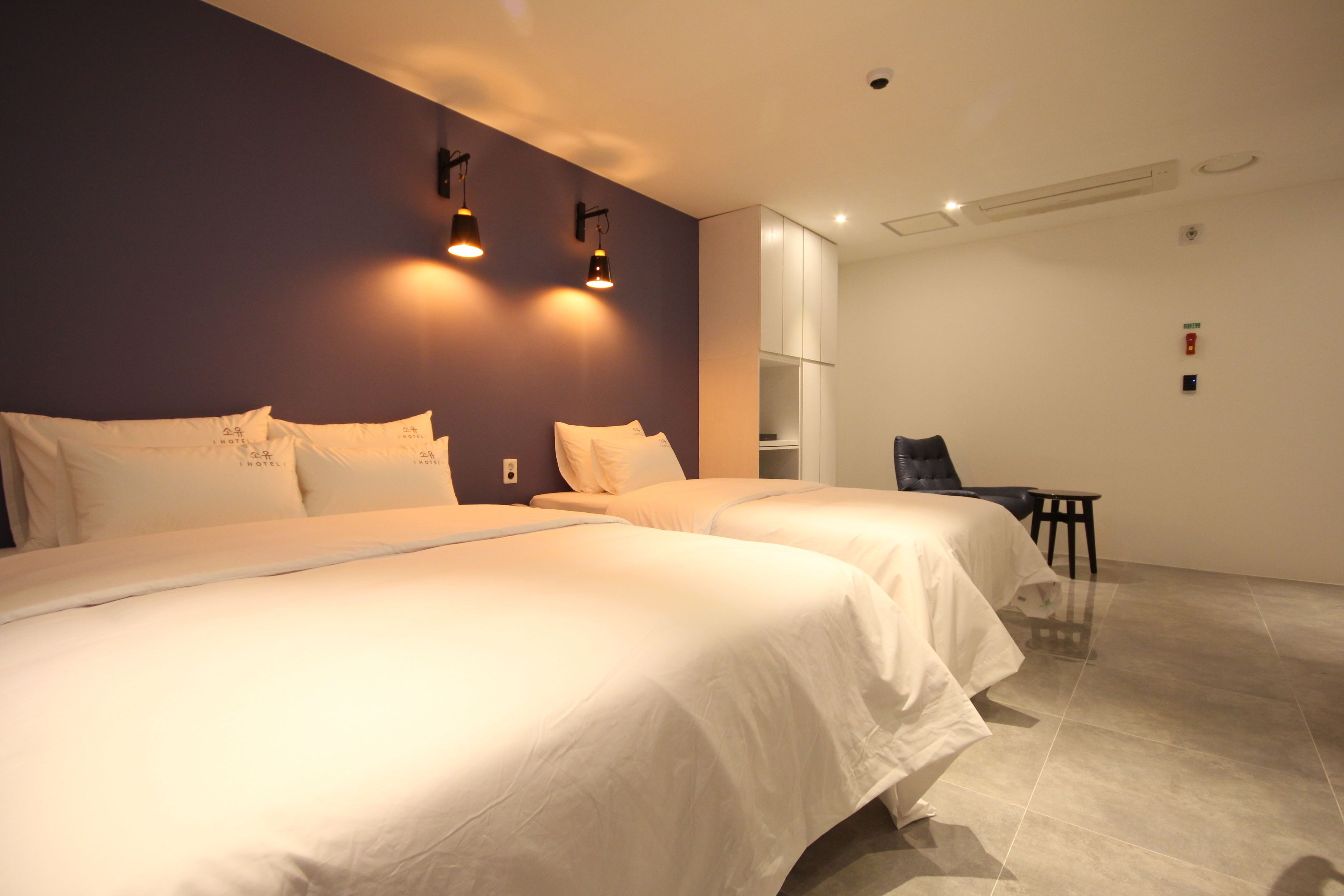 Una habitación de hotel con dos camas, un escritorio y una silla.