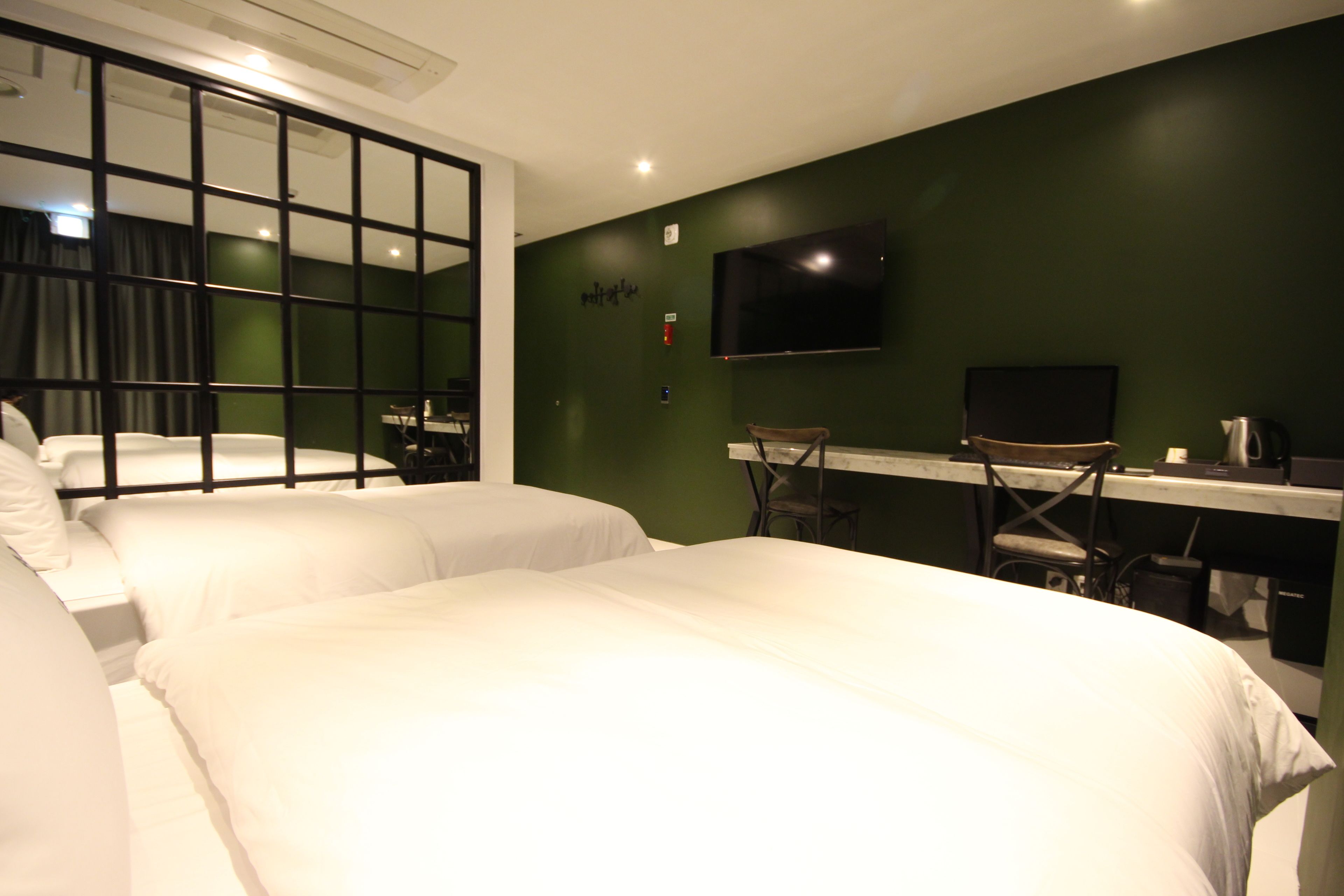 deluxe twin room | minibar, desk, soundproofing, free wifi