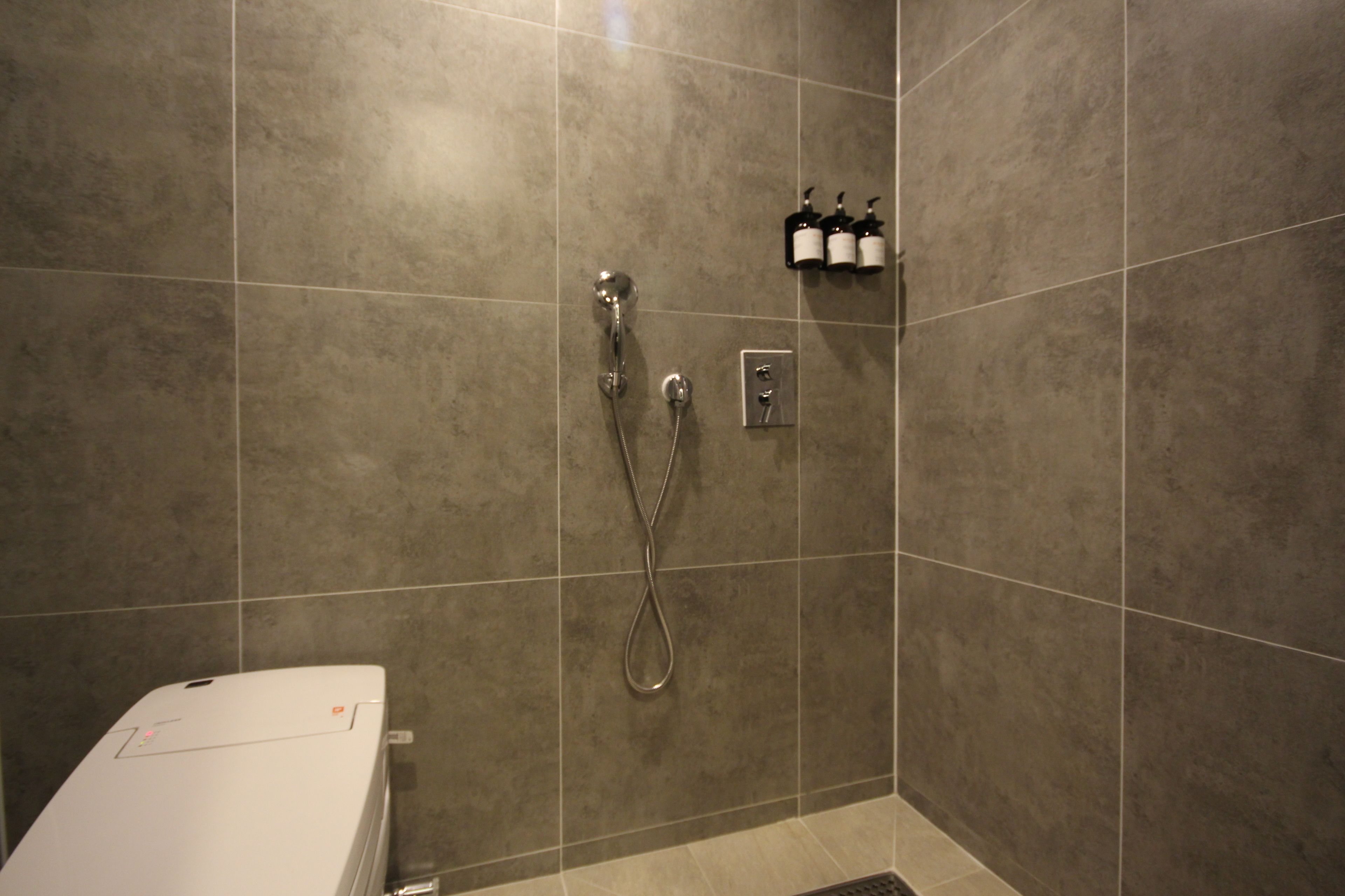 standard room | bathroom | free toiletries, bathrobes, slippers, bidet