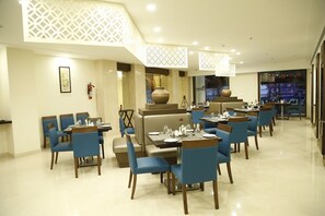 3 间餐厅，供应早餐、午餐和晚餐，素食菜