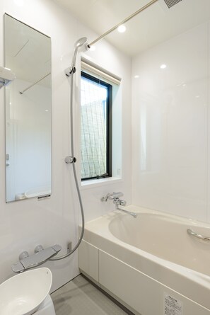 Combined shower/bathtub, deep-soaking bathtub, hair dryer, bidet - Luck You Kyoto (Kyoto)