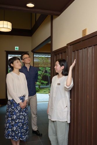 チェックイン / チェックアウト キオスク