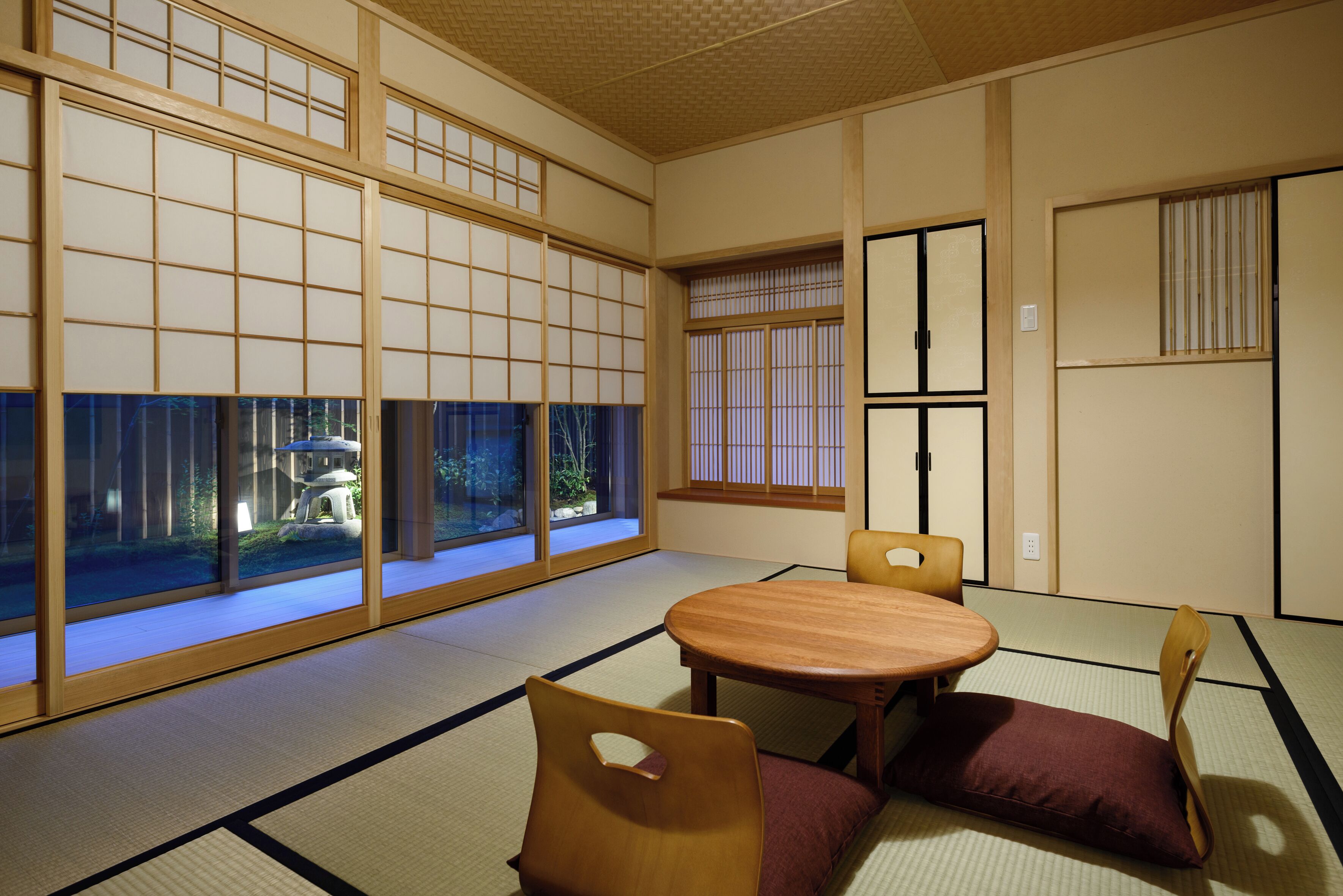 Luksushuone, näköala puutarhaan | Tallelokero huoneessa, yksilöllisesti sisustettu, pimennysverhot