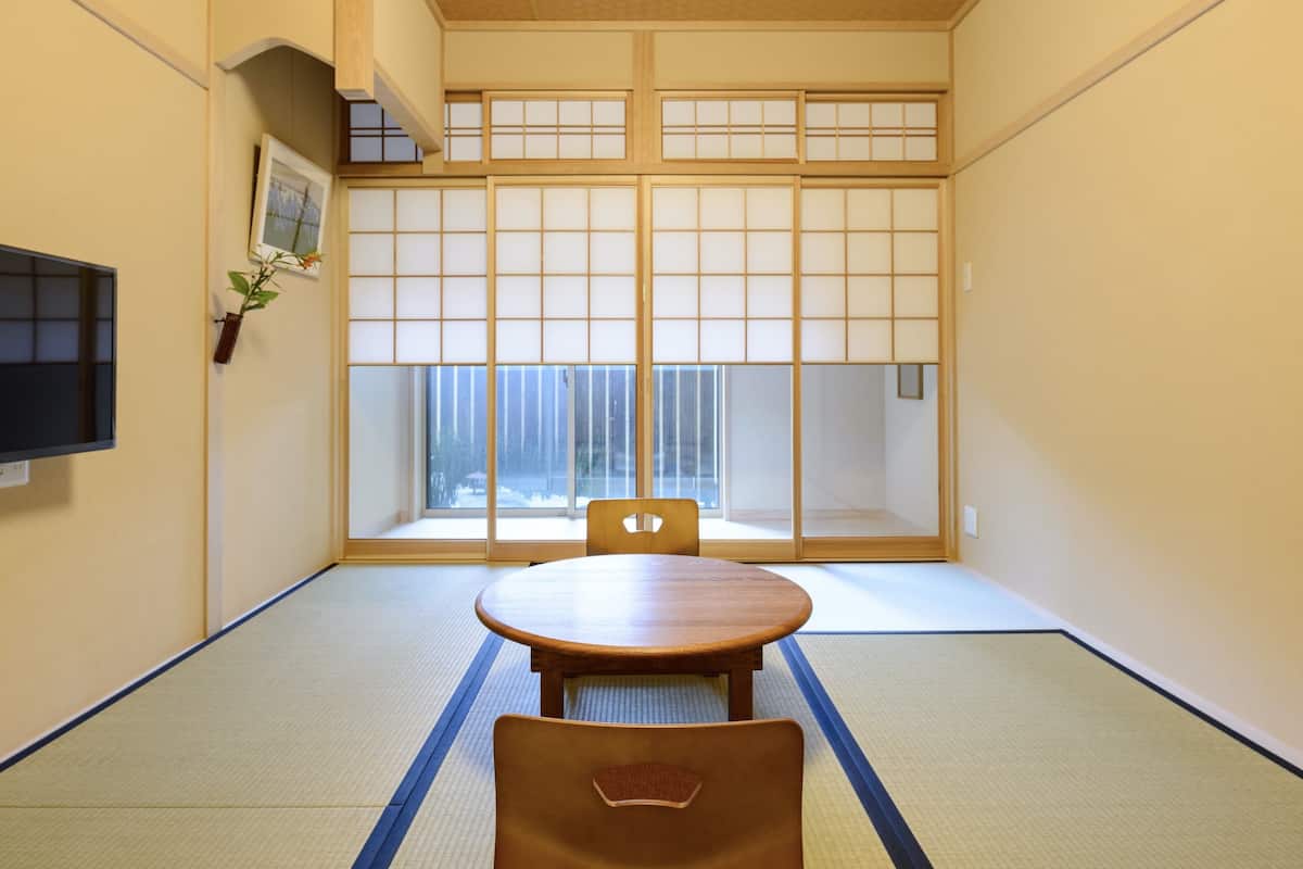 Deluxe Room 1 | In-room safe, individually decorated, blackout drapes, soundproofing