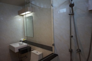 Shower, free toiletries, towels - Wang Mujsha Place (Udon Thani)