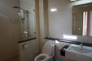 Shower, free toiletries, towels - Wang Mujsha Place (Udon Thani)