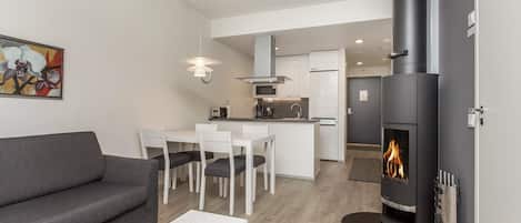 TV de tela plana, lareira