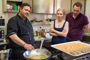 Serveert ontbijt, lunch, Italiaanse gerechten, uitzicht op de tuin 