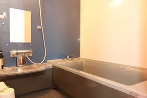 Combined shower/tub, free toiletries, hair dryer, slippers - BK Hotel & Weekly (Wakayama)