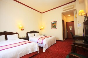 Habitación familiar | Decoración individual, escritorio, cortinas opacas