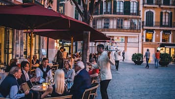 3 restaurantes; se sirve cocina japonesa
