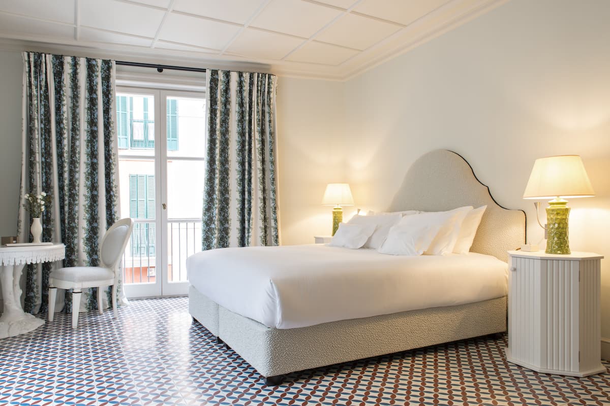 1 bedroom, Egyptian cotton sheets, premium bedding, down duvets