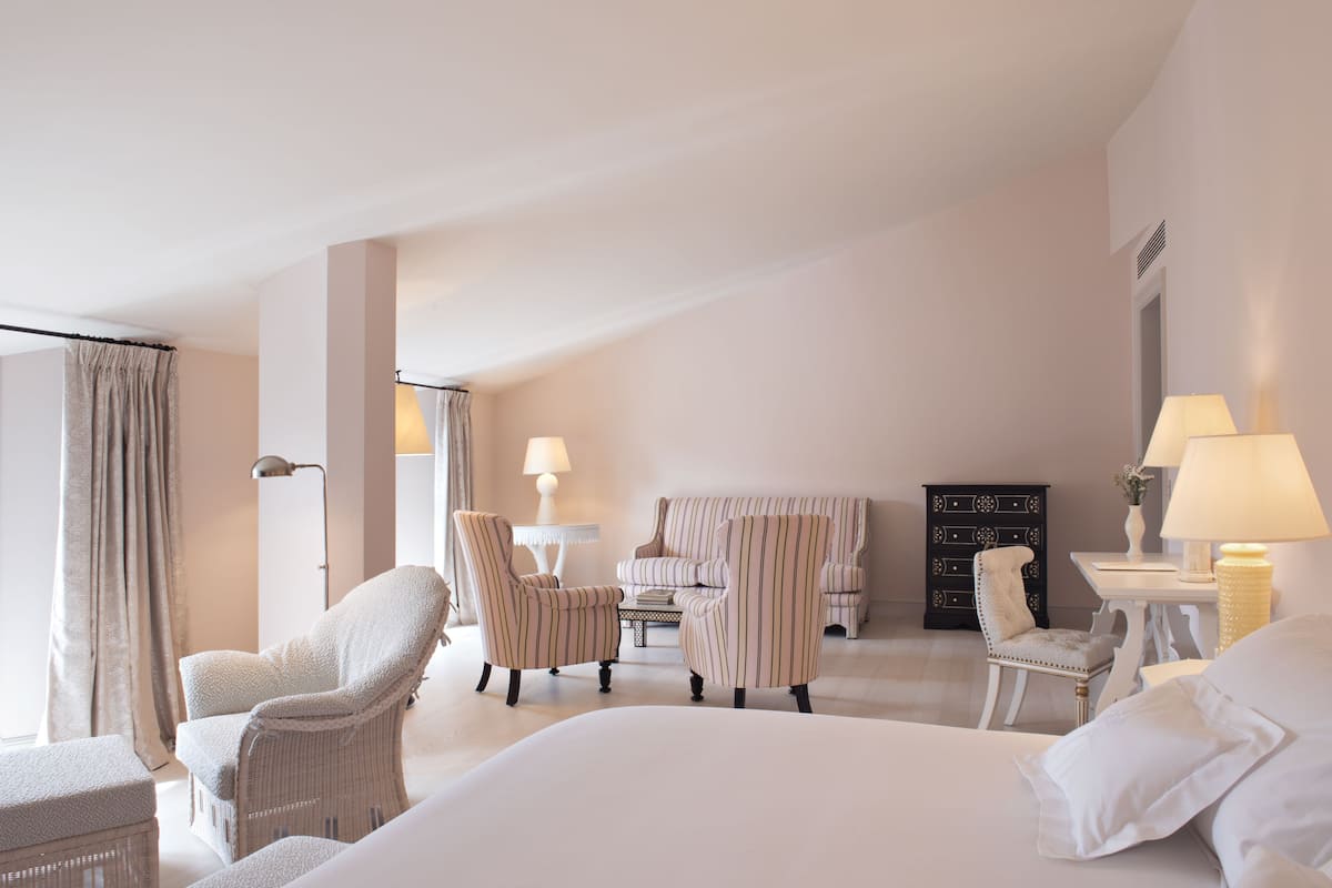 1 bedroom, egyptian cotton sheets, premium bedding, down duvets