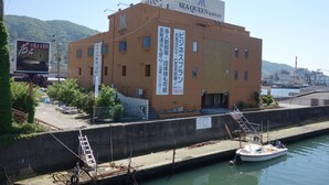 A building with multiple signs, including "SEA QUEEN KANNAI" and "ビジネスプラザ". - Sea Queen Kainan (Kainan)