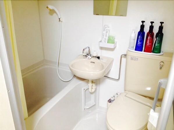 A bathroom with a bathtub, sink, and toilet. There are toiletries on the wall. - Sea Queen Kainan (Kainan)